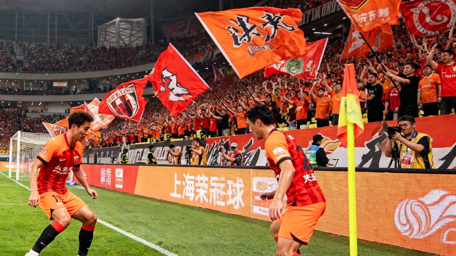 上海海港球员在浦东足球场角球进攻，橙红色球衣与球迷挥舞的旗帜构成热烈画面
